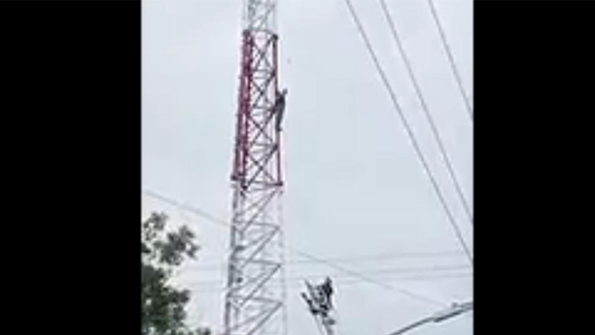 Sujeto sube a lo alto de una antena y exige ver a su mamá ya fallecida