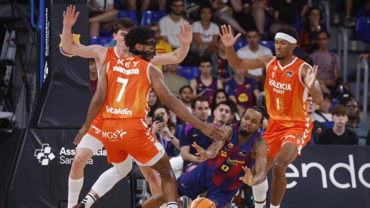 Debacle del Barça y bronca del Palau antes del playoff