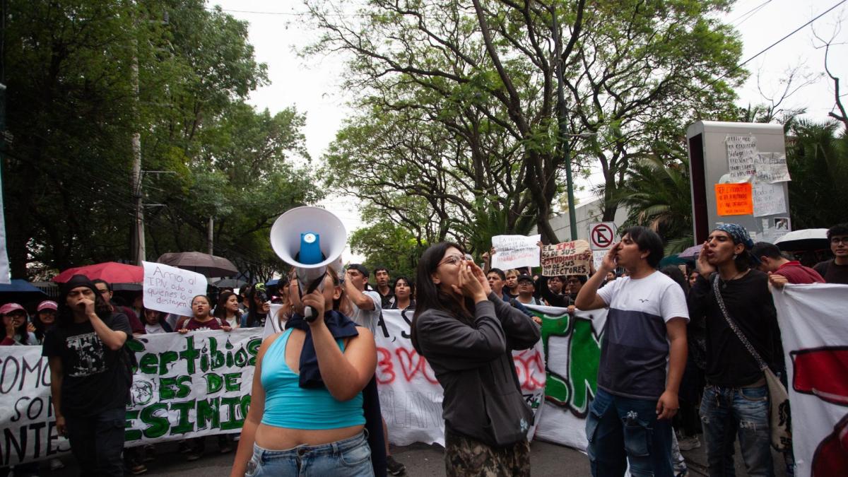 Alumnos del IPN mantienen toma de Canal Once