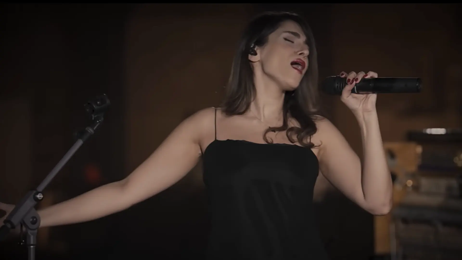 Irán condena a 74 latigazos a una cantante por emitir un concierto virtual sin llevar puesto el velo
