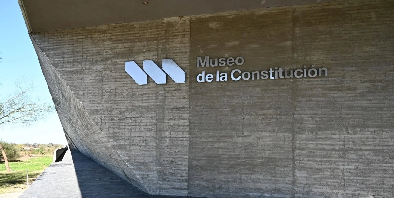 El Litoral donó ejemplares de la nueva Constitución de Santa Fe al Museo de la Constitución