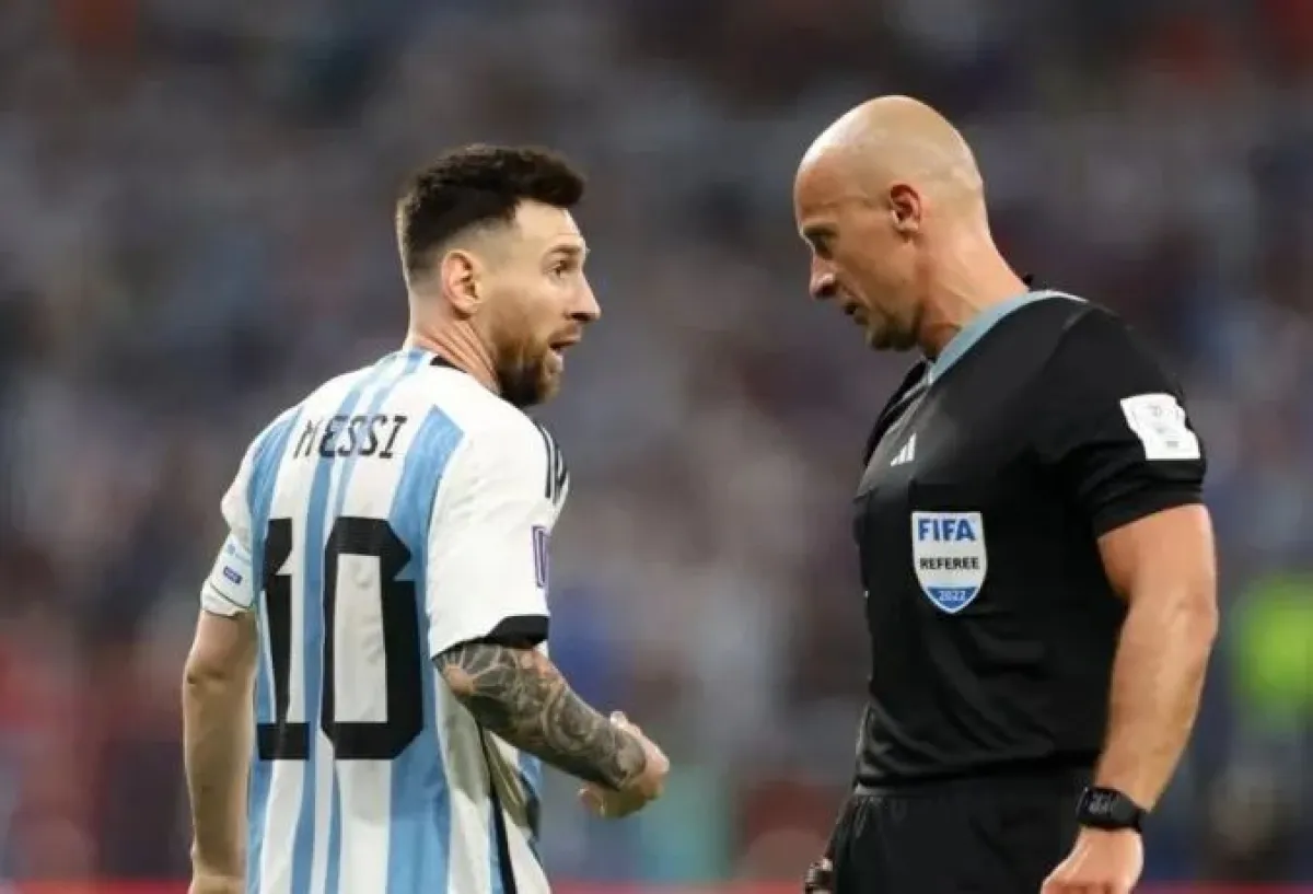 El árbitro designado para el debut de Argentina es el mismo de la final ante Francia en 2022