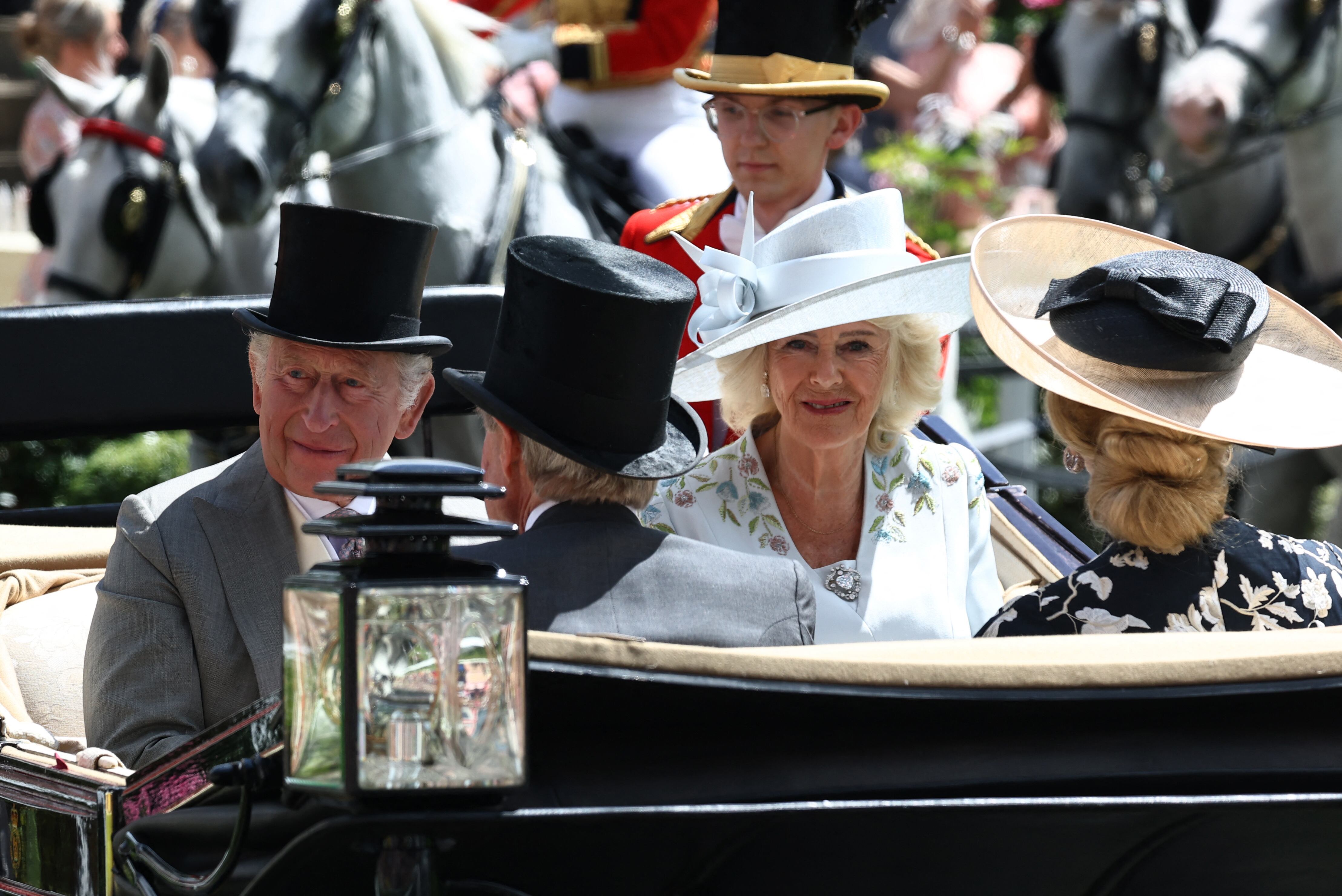 Los reyes Carlos III y Camila siguen la tradición y dan el pistoletazo de salida a las carreras de Ascot