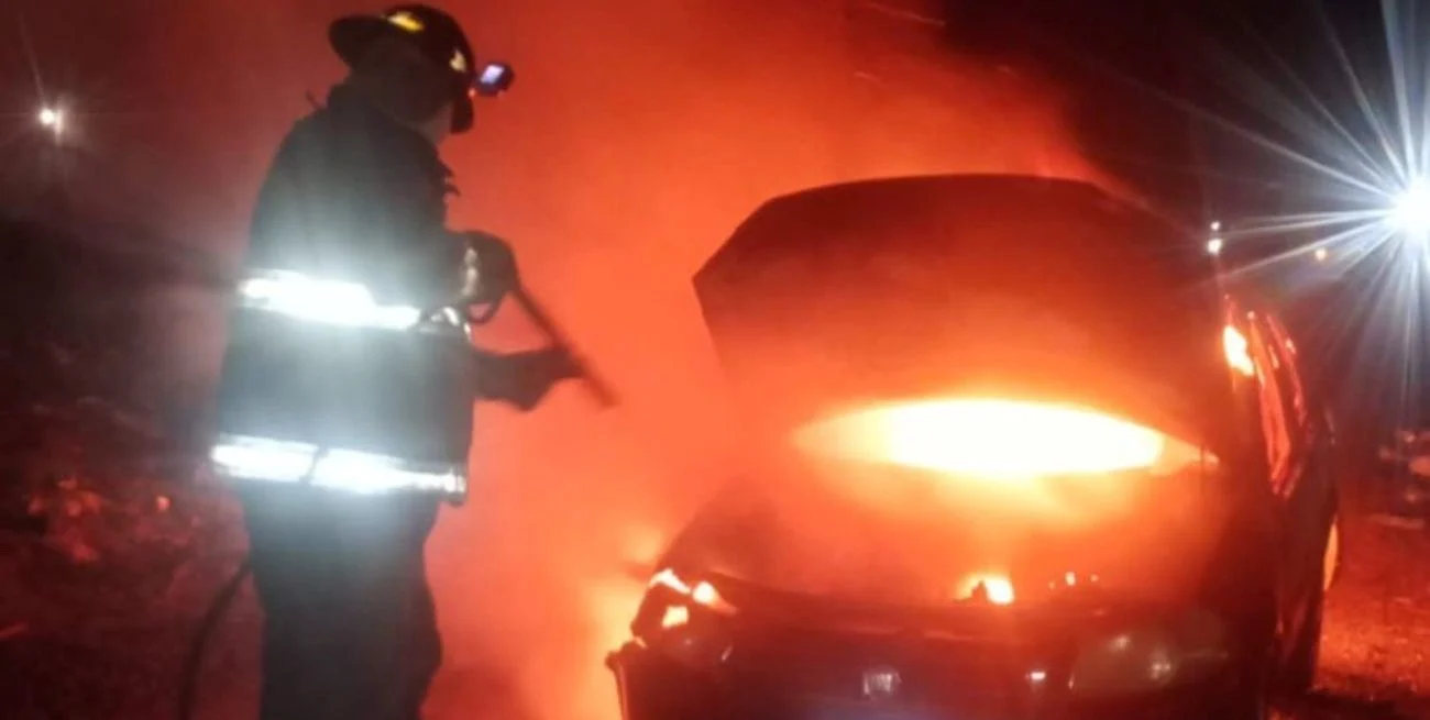 Incendio y destrucción total de un automóvil estacionado en la vía pública