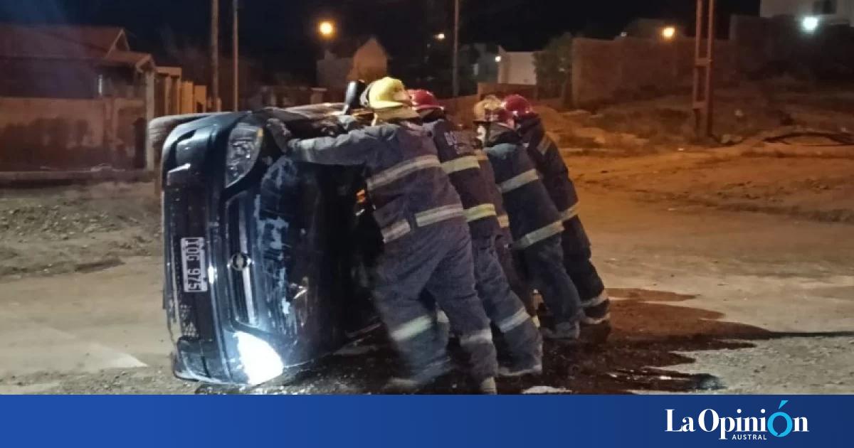 Investigan qué ocurrió durante la madrugada luego de que un Chevrolet Corsa terminara volcado en una calle de la ciudad