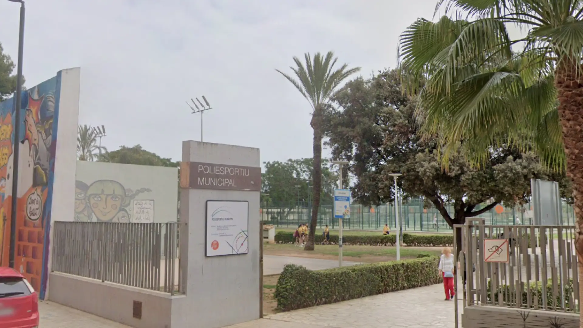Detienen a cuatro menores por lanzar muebles y defecar en la piscina municipal de Picassent