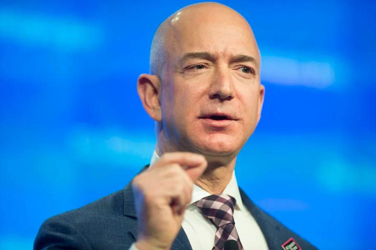 Jeff Bezos propone llevar fábricas contaminantes fuera de la Tierra