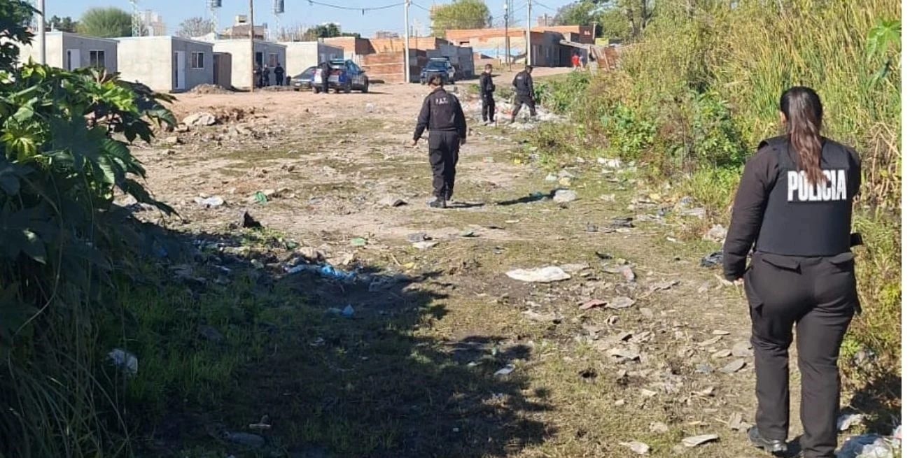 Hallan restos humanos dentro de una bolsa en un basural en barrio Villa Oculta