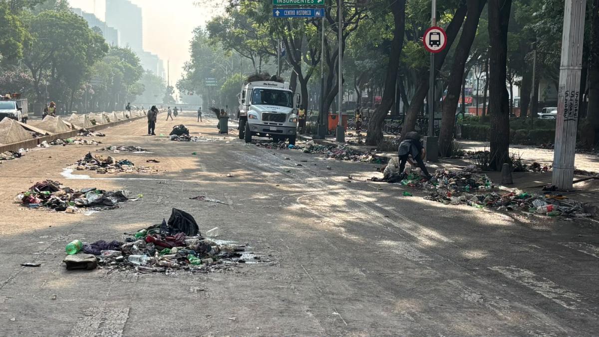 Toneladas de basura en Paseo de la Reforma tras festejo por triunfo de México en el Mundial