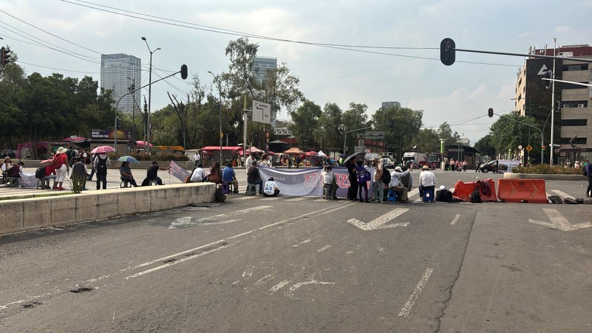 Personas ciegas y débiles visuales bloquean Balderas por varias horas