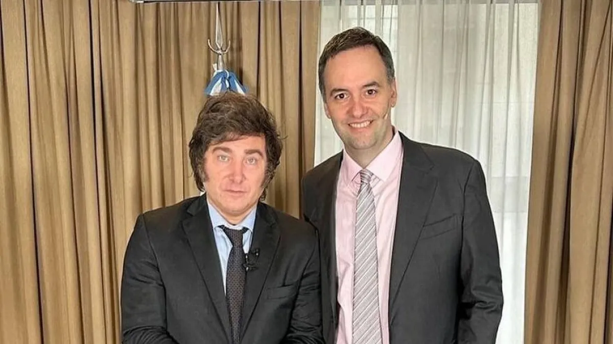 Manuel Adorni está reunido con Javier Milei en Olivos