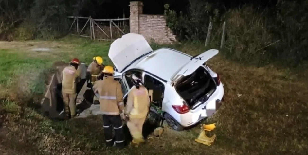 Cargaban un celular en el auto, explotó y terminaron chocando: una mujer sufrió graves quemaduras