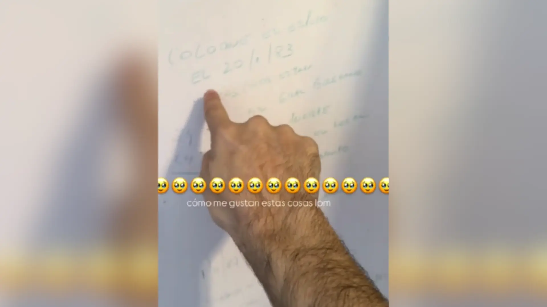 Retira un espejo para remodelar la casa de sus abuelos y descubre varios mensajes familiares