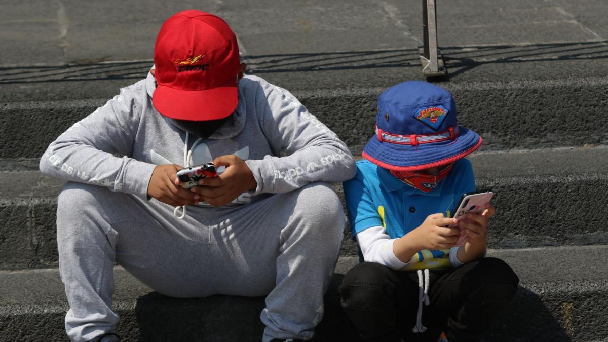 México abrirá debate sobre uso de IA y redes sociales para menores; ¿cuándo y por qué?