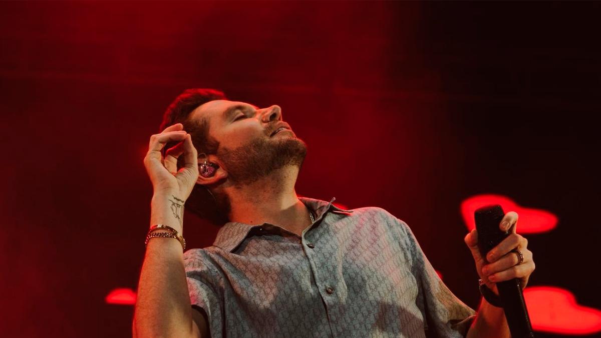 Balean autobús del ex vocalista de La Adictiva