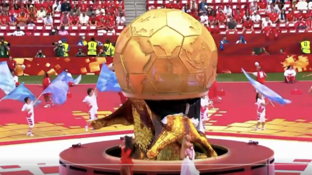 Copa del Mundo se 'desinfla' en vivo durante show inaugural del Mundial en Canadá