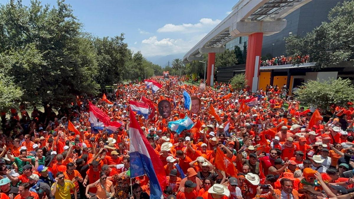 La 'Marea Naranja' bailó 'Payaso de Rodeo' en Monterrey durante el Mundial 2026