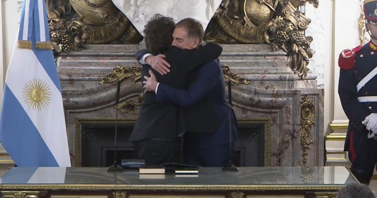 Santilli juró como jefe de gabinete: abrazo con Adorni y la presencia de 13 gobernadores