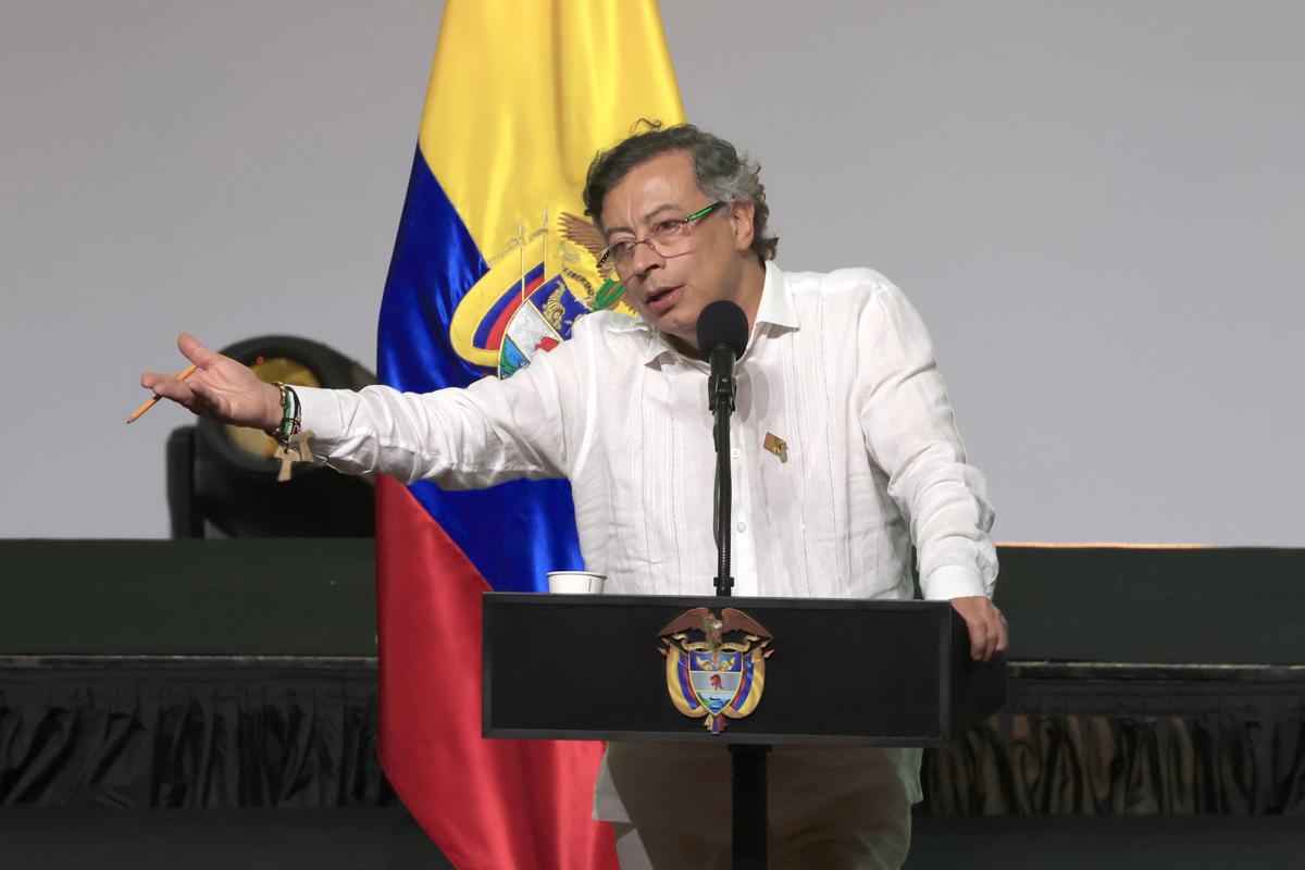 Inusual intento de suspender a Gustavo Petro causa revuelo en Colombia