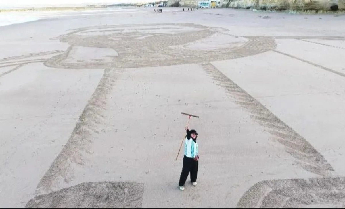 Una artista hizo un retrato gigante de Messi en una playa