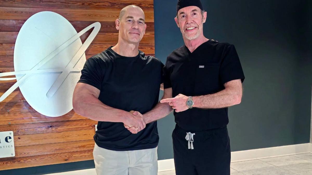 John Cena se rapa por completo para continuar su tratamiento contra la calvicie
