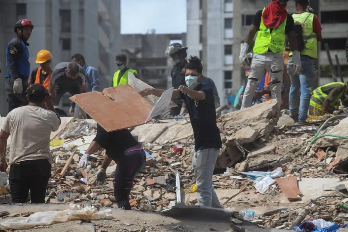 Ya son 920 los muertos en Venezuela y buscan a unas 50.000 personas tras el doble sismo