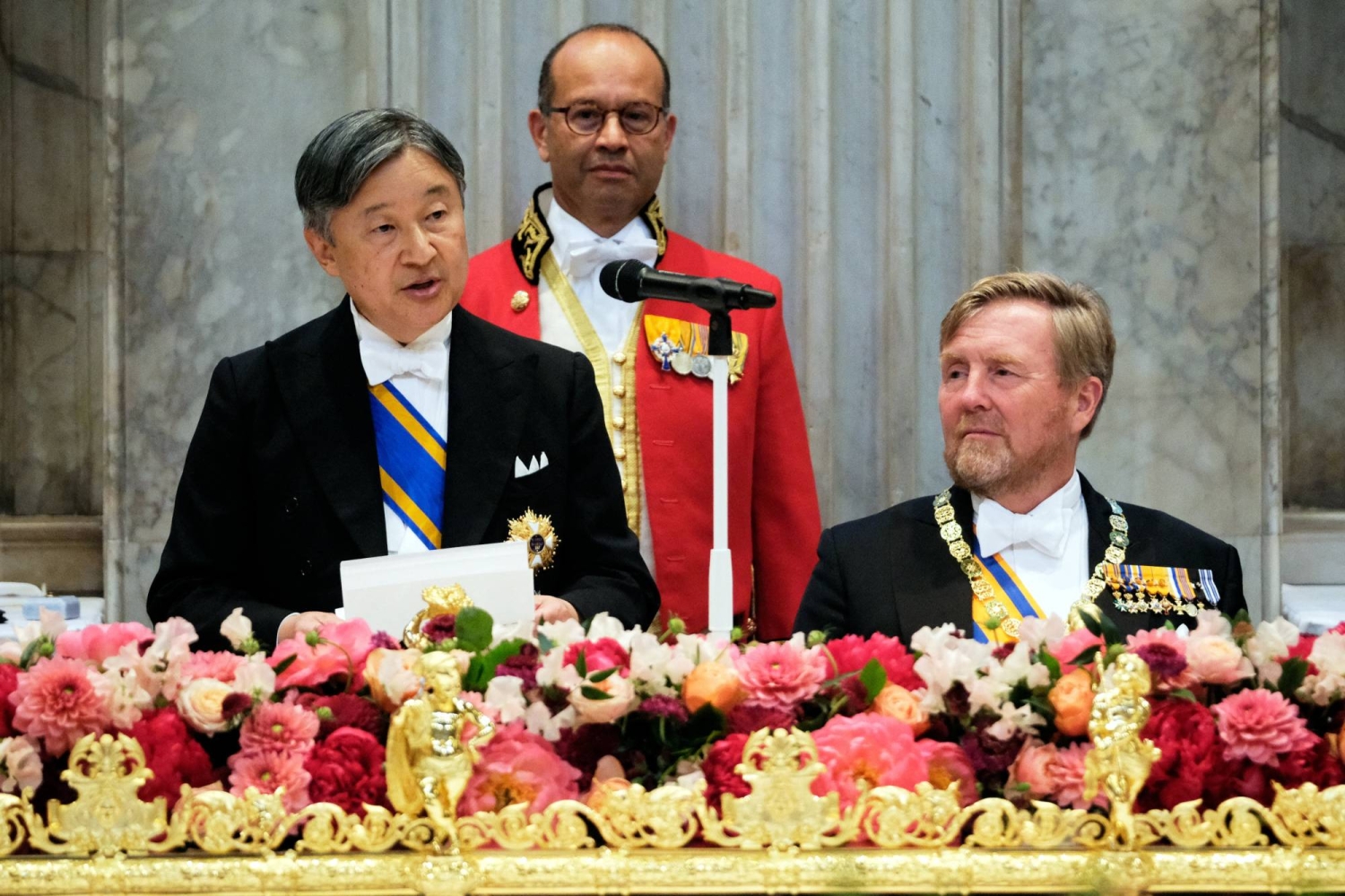 Emperor makes wish for peace at banquet hosted by Dutch king and queen