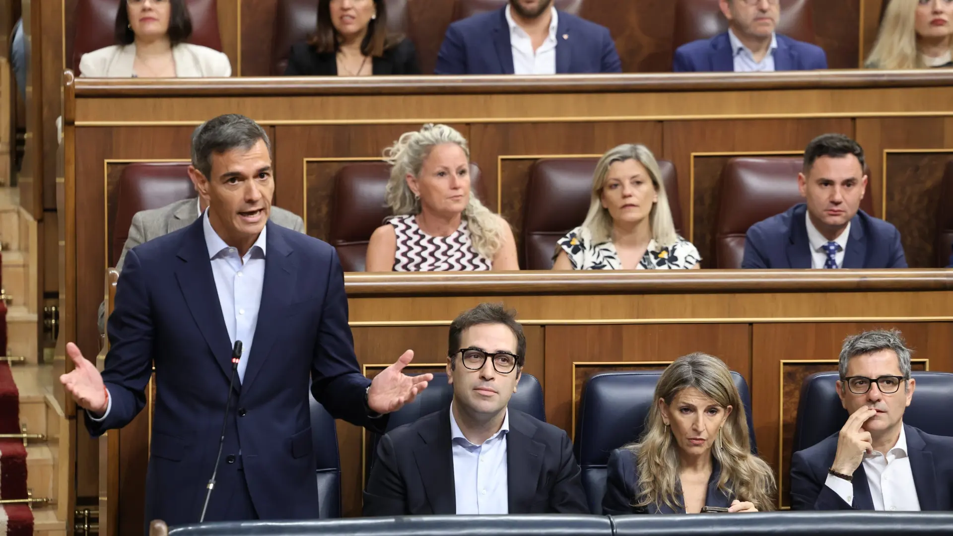 Sánchez y varios ministros sorprenden en el Congreso al no ponerse corbata para la sesión de control