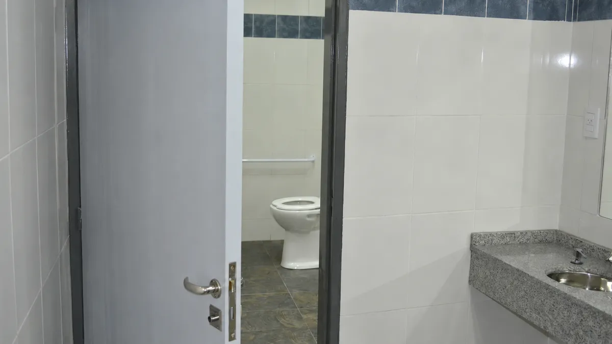 Investigan el hallazgo de restos de un feto en el baño de una escuela de Rivadavia