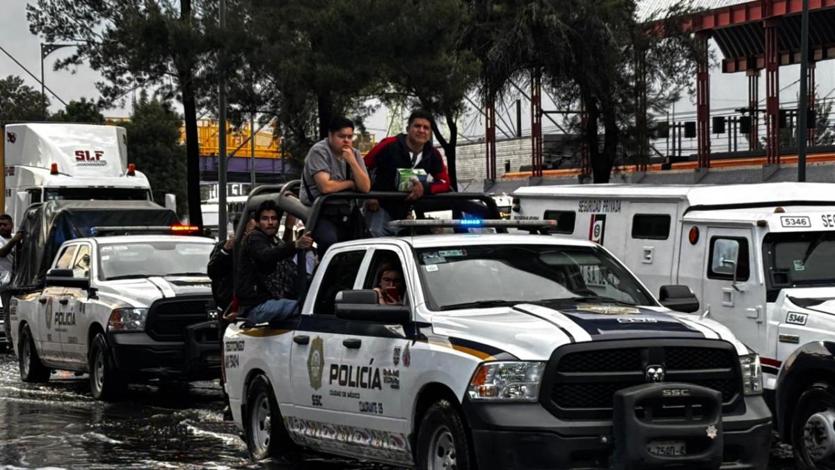 Iztapalapa bajo el agua: lluvias colapsan la calzada Zaragoza y frenan Línea A