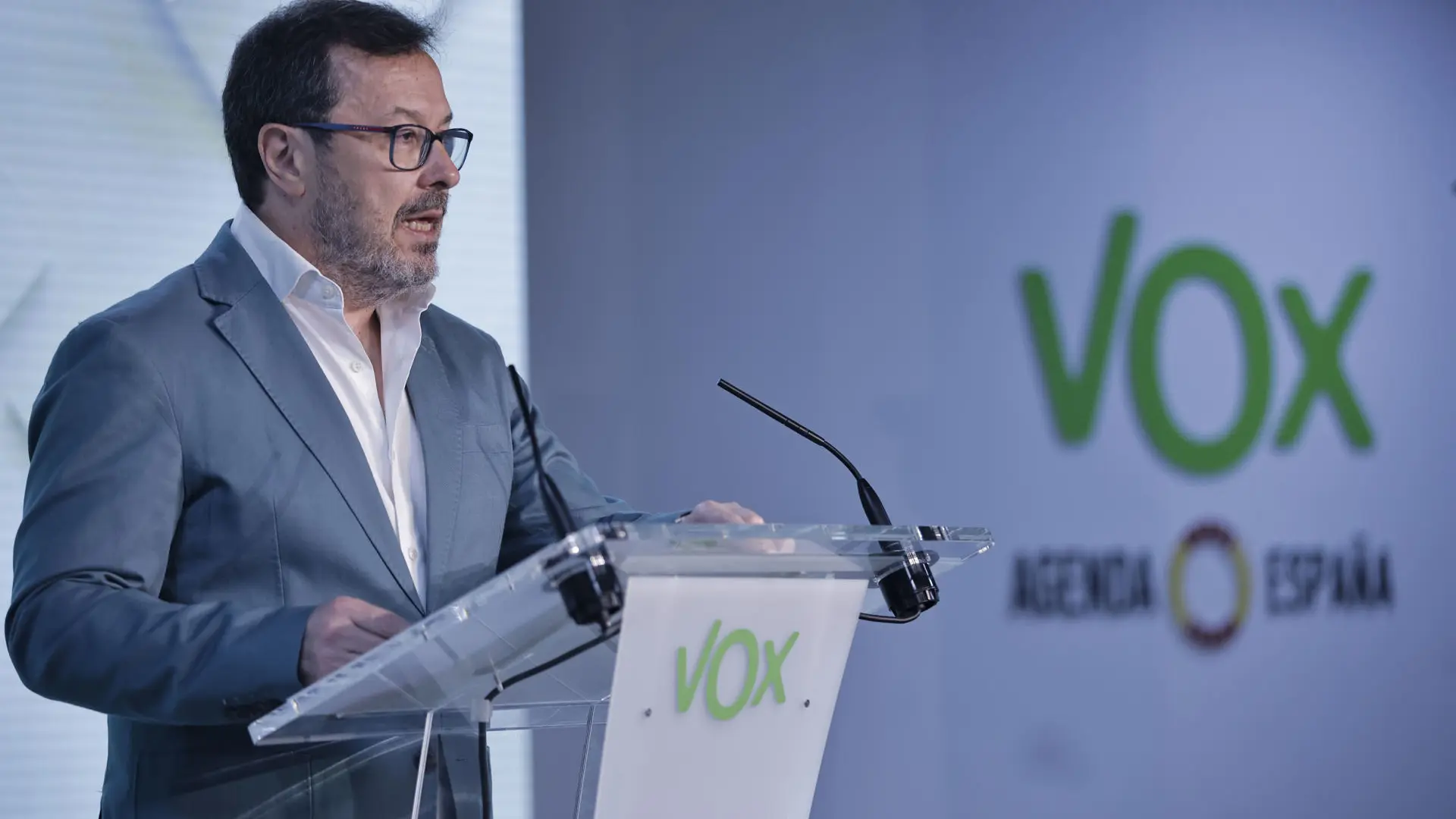 Vox denuncia un ataque a la sede nacional del partido: queman penes de plástico en la puerta y dañan la fachada