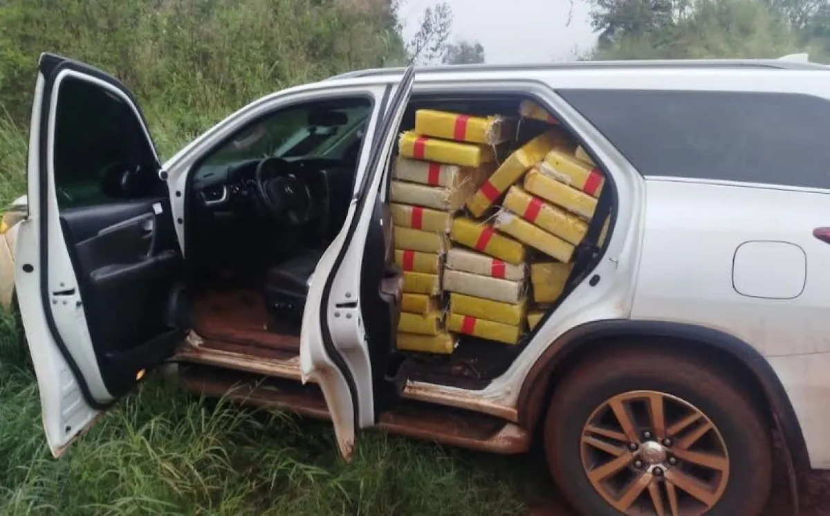 Intentó escapar en "U" de un control y dejó abandonada una camioneta con 912 kilos de marihuana