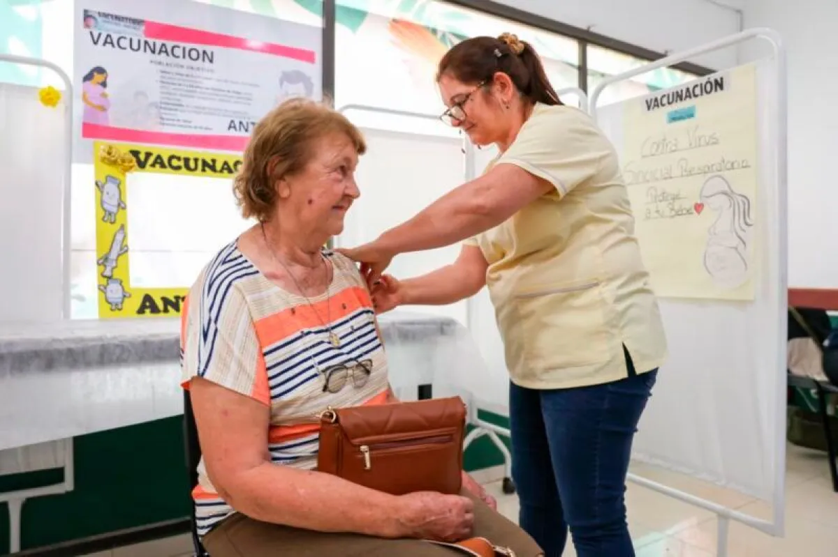Refuerzan vacunación antigripal ante la baja cobertura en adultos mayores