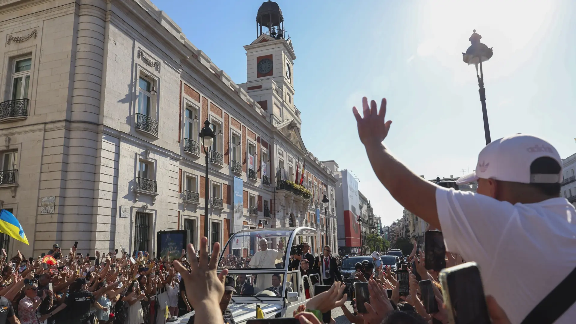 El Papa pasa por las puertas de Toledo, Sol y Alcalá en su adiós a Madrid... aunque con cambio de última hora