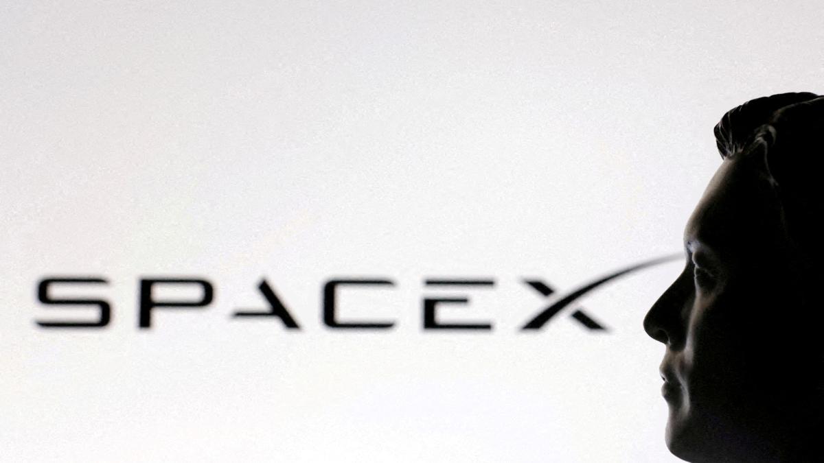 Flexibiliza reglas para beneficiar a SpaceX; Inversionistas no están convencidos