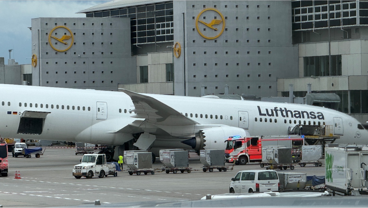 Tren aterrizaje avión colapsa aeropuerto Alemania aeronave cae video