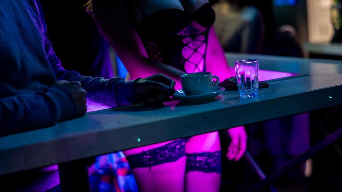 Café y camareras con poca ropa: una visita a los históricos y controvertidos "cafés con piernas" de Chile