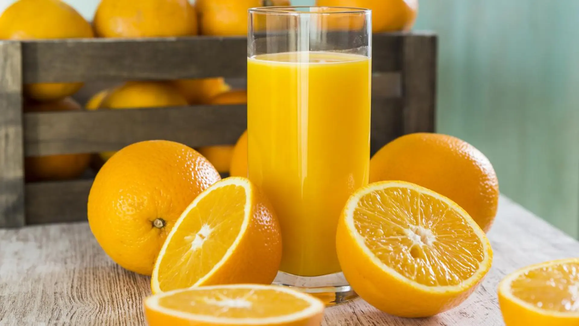 El zumo de naranja puede tener más azúcar que un refresco: por qué no se aconseja tomarlo a diario