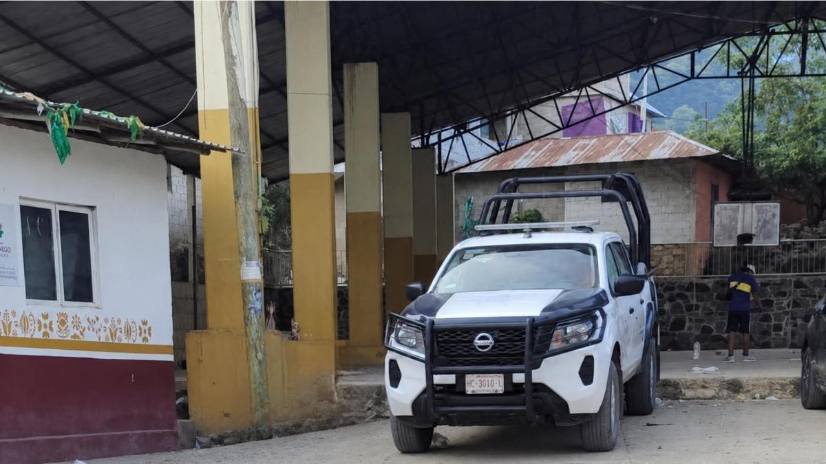 Retienen a mando policial y tres agentes en comunidad de Hidalgo