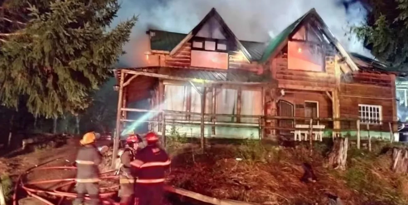 Un incendio arrasó un ex motel en Villa La Angostura y dejó a 14 familias sin hogar
