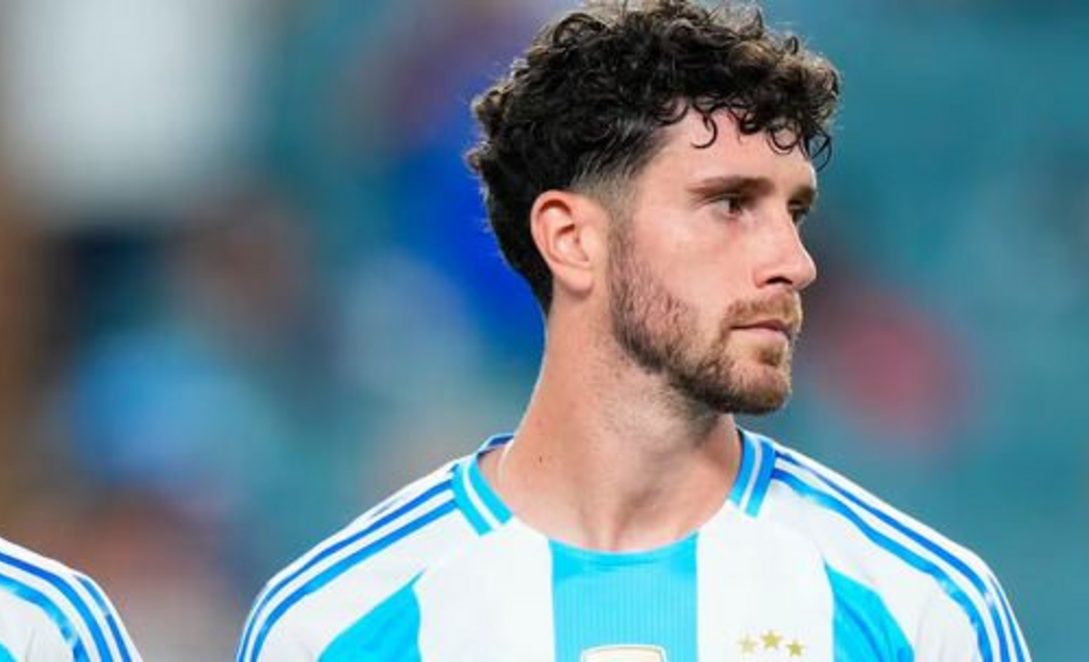 Marcos Senesi llegó a Kansas City y se suma al plantel de la Selección Argentina