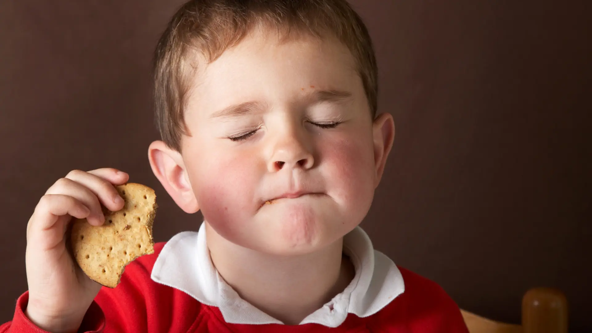 Los pediatras alertan de las "modas alimentarias" de los padres que imponen a sus hijos: "Hay riesgo de desnutrición"