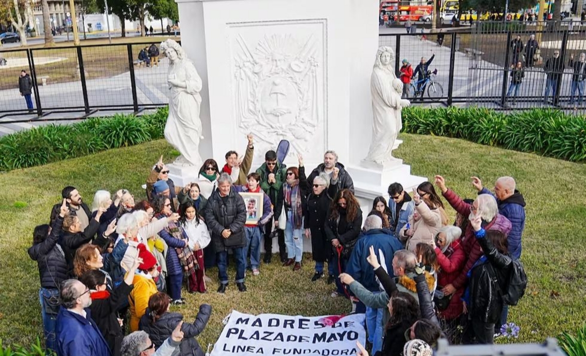 Con una emotiva ceremonia, despidieron a "Taty" Almeida en Plaza de Mayo