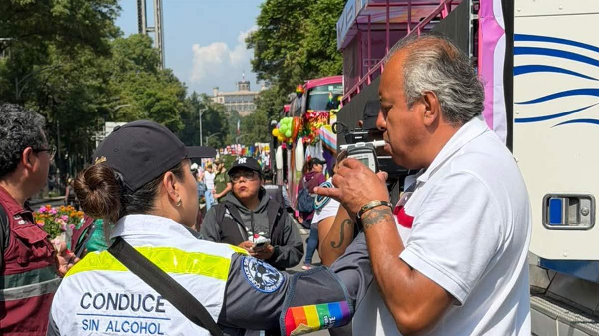 Aplican alcoholímetro a conductores de carros alegóricos en la Marcha del Orgullo CDMX