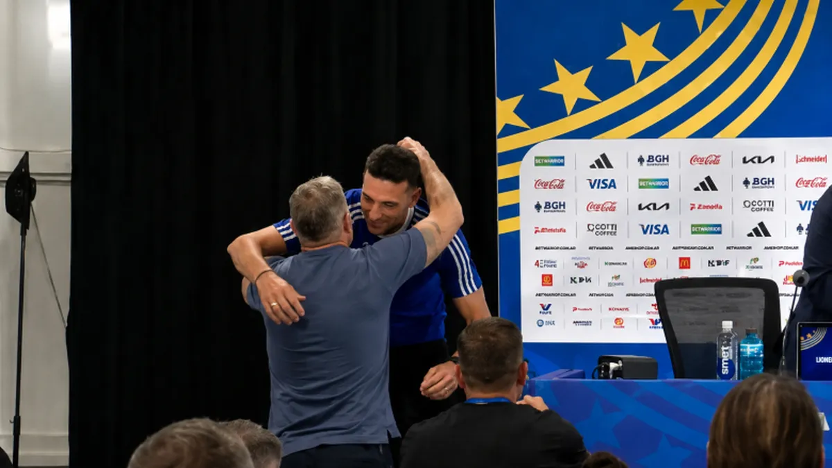 El emotivo ida y vuelta de Lionel Scaloni y Martín Palermo previo al debut en el Mundial: "Qué alegría verte"