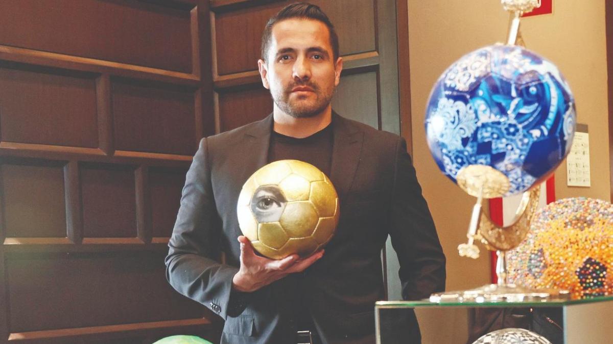 Un ojo en cada balón: la apuesta artística de Gildo Medina para celebrar el futbol