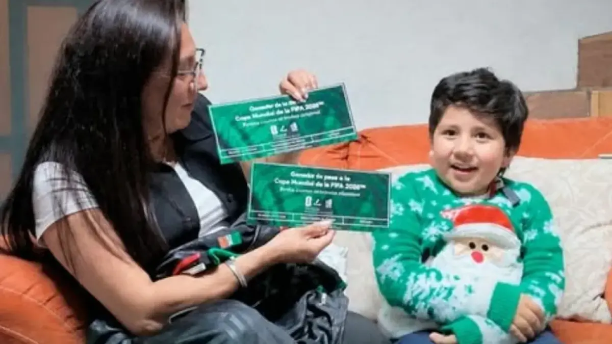 El pequeño Santi con su suéter navideño recibe sorpresa de parte Santi Giménez y podrá ir al Mundial