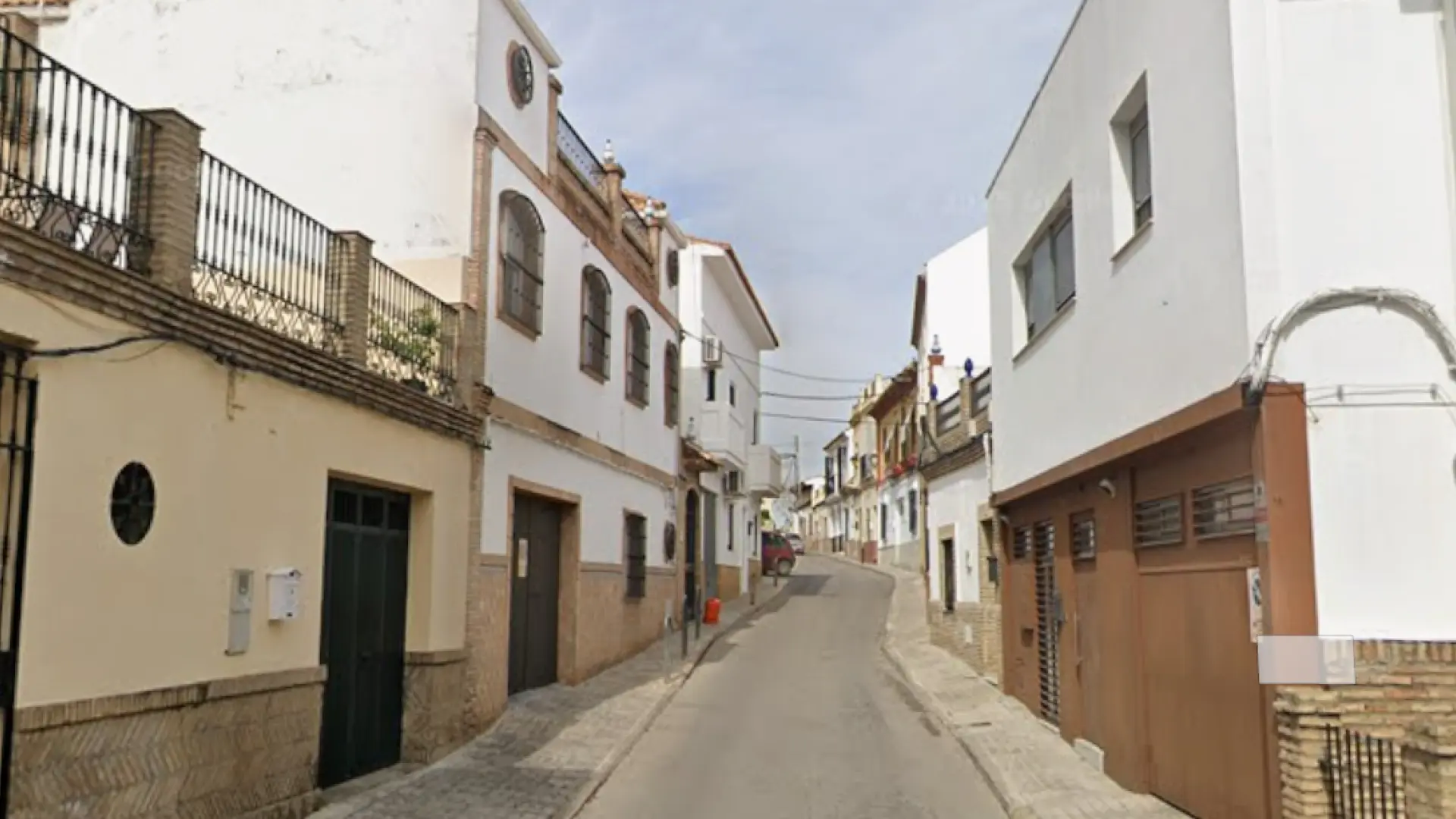 Muere un joven tras recibir una descarga eléctrica al salir de una piscina en Sevilla