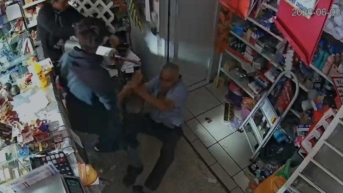 Adulto mayor defiende su negocio de dos asaltantes en Guadalajara