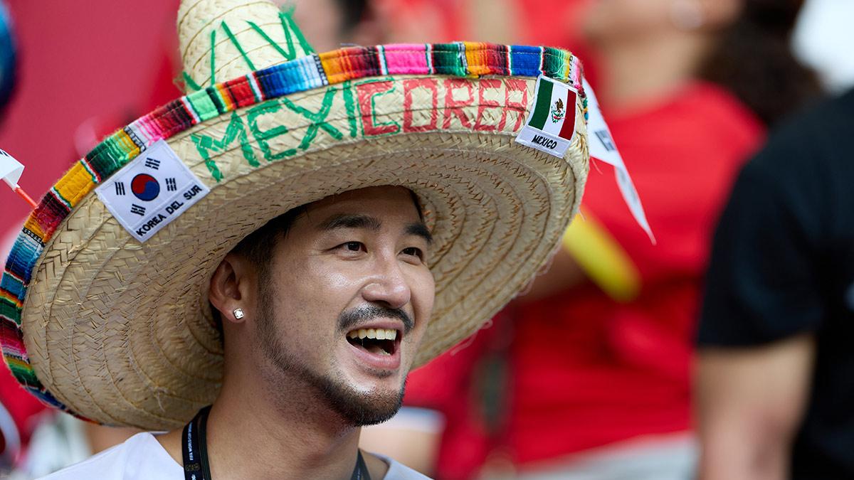 A 45 grados y con cerveza: coreano disfruta el ambiente en Monterrey